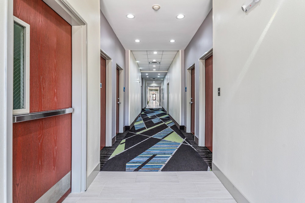 holiday inn express suites van buren ft smith area by ihg