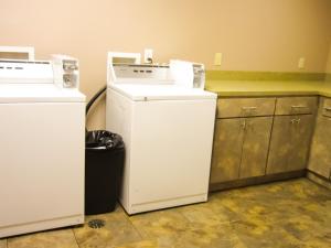 Bell's Extended Stay And Suites,Rolla>>Devils Elbow,2 star