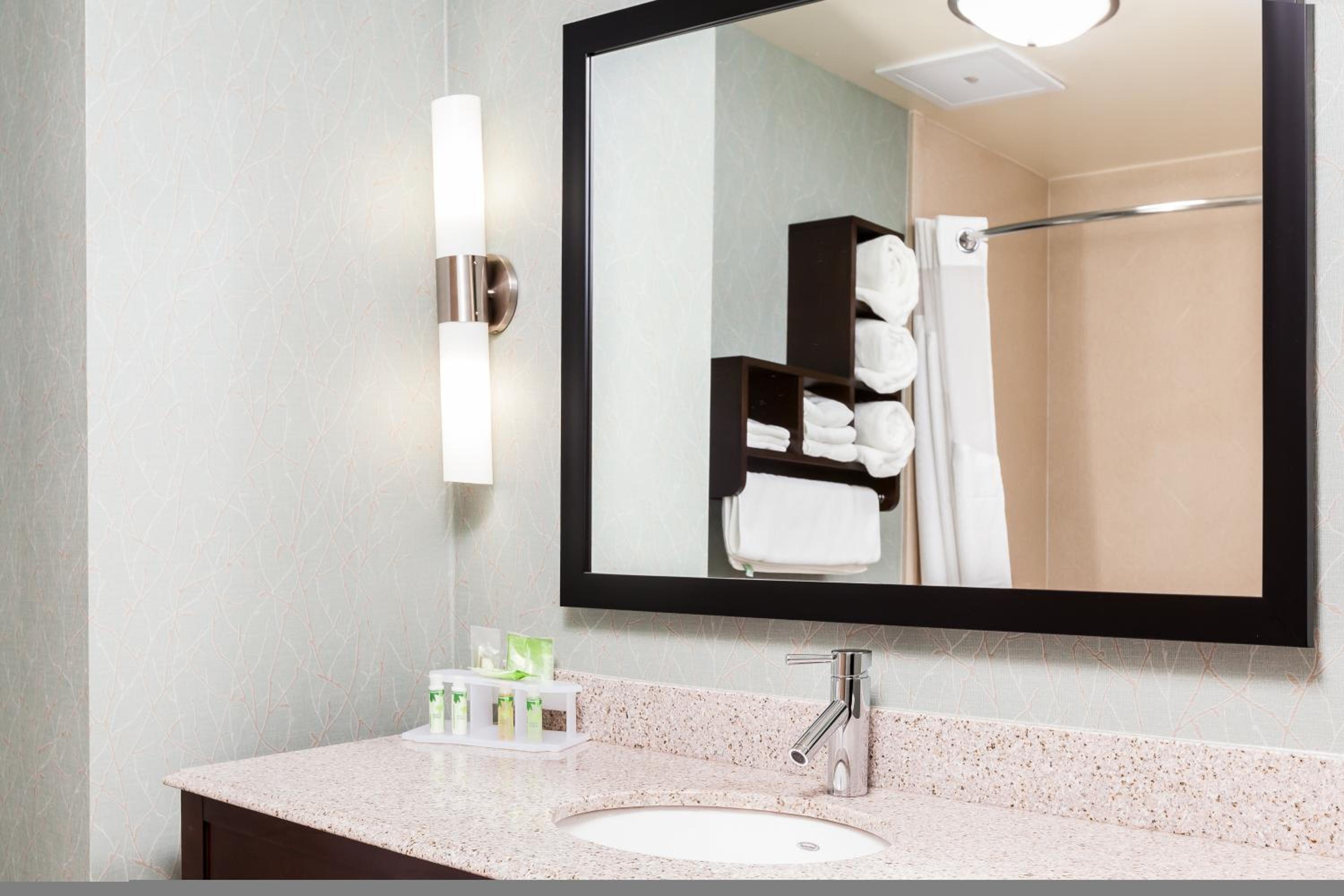 holiday inn express and suites eureka by ihg