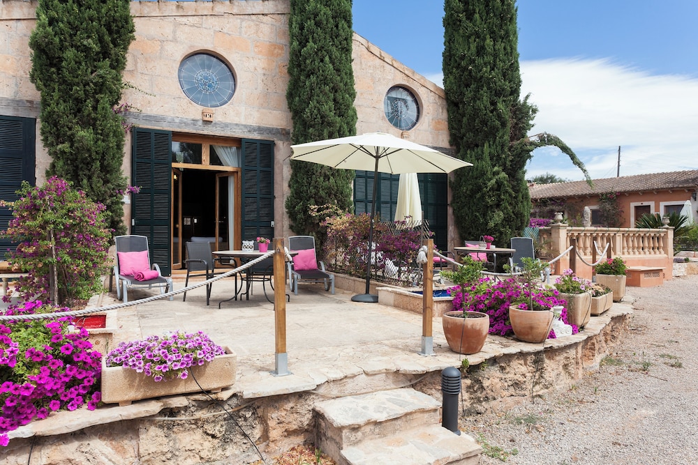 es revellar art resort adults only