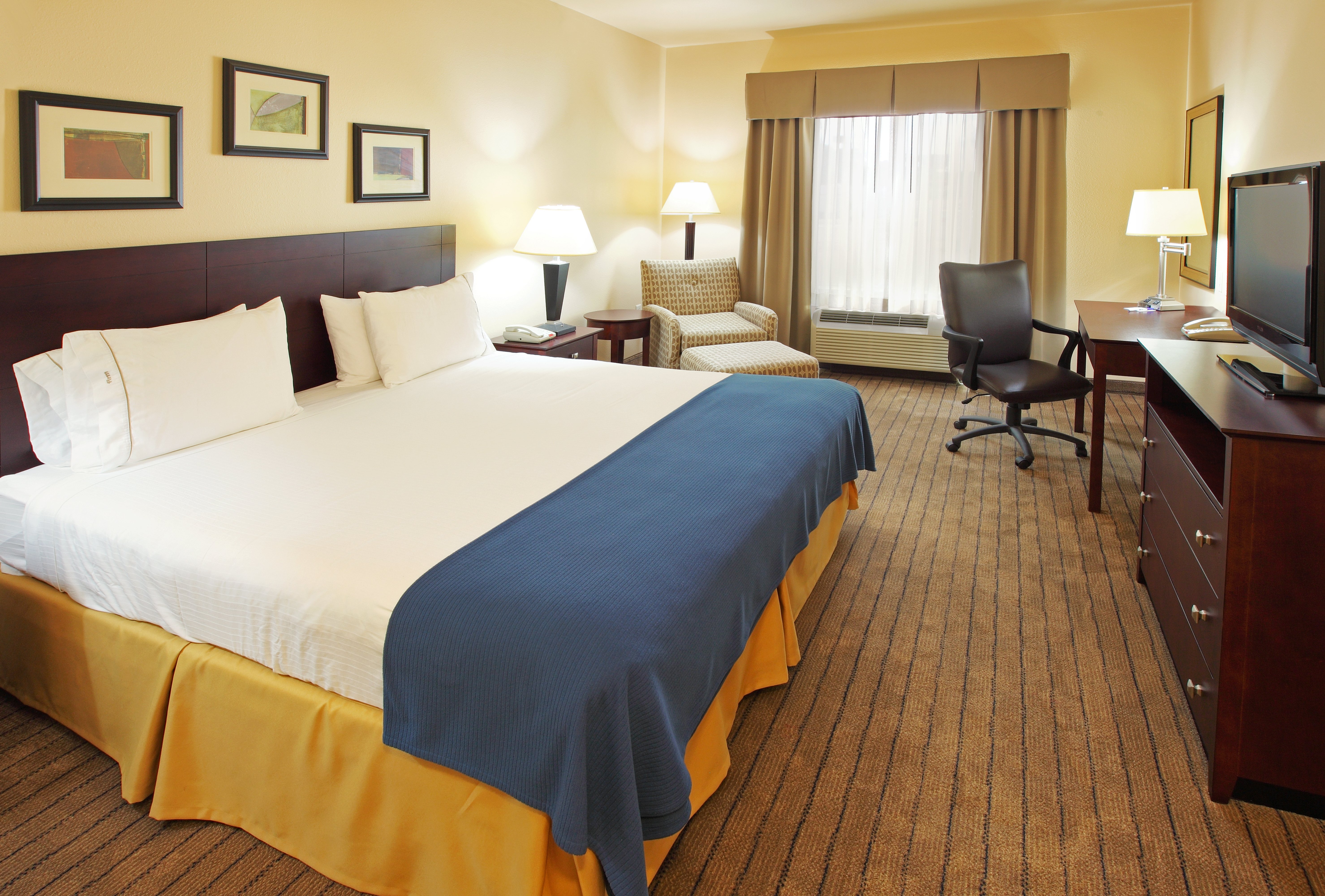 holiday inn express and suites marshall by ihg