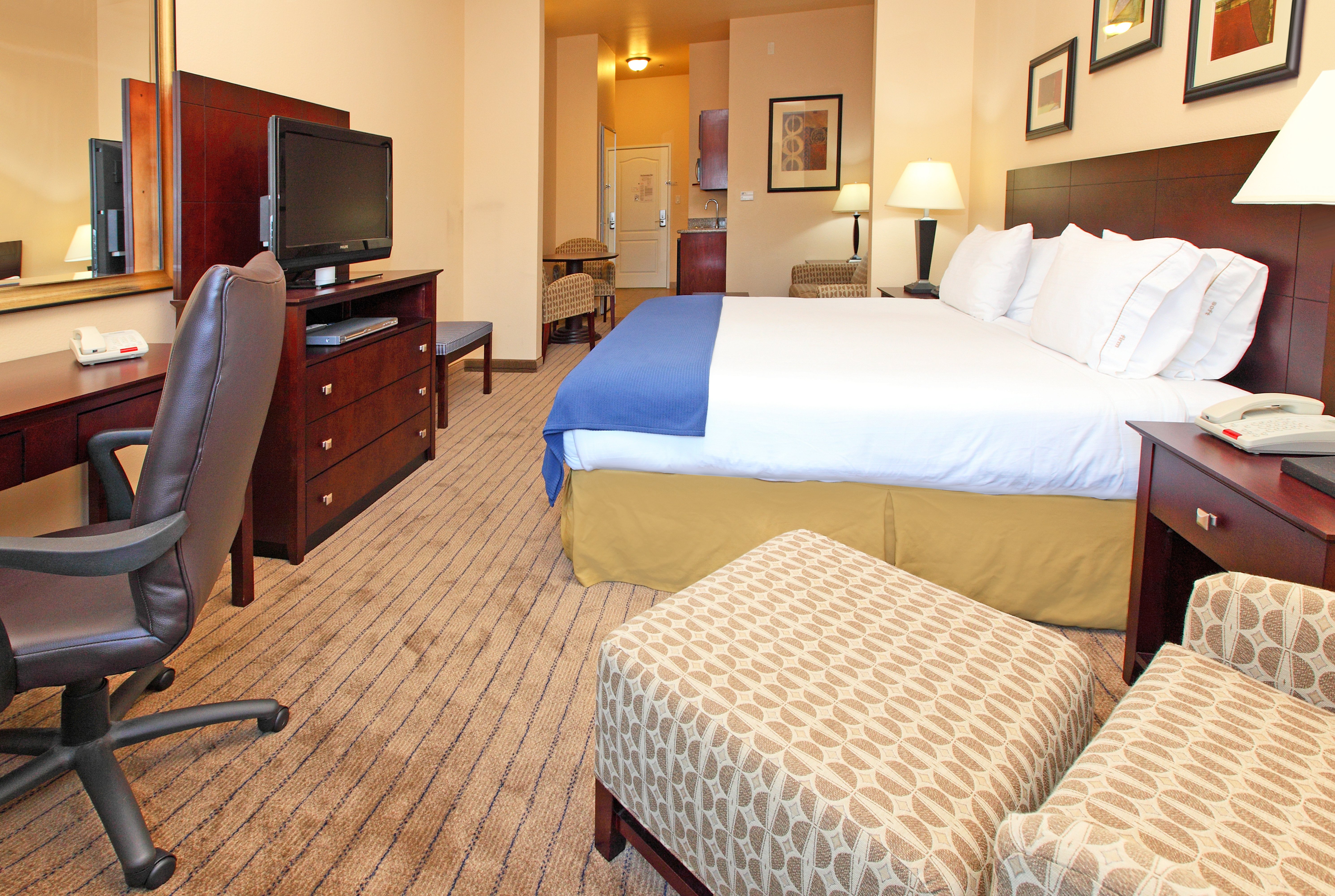 holiday inn express and suites marshall by ihg