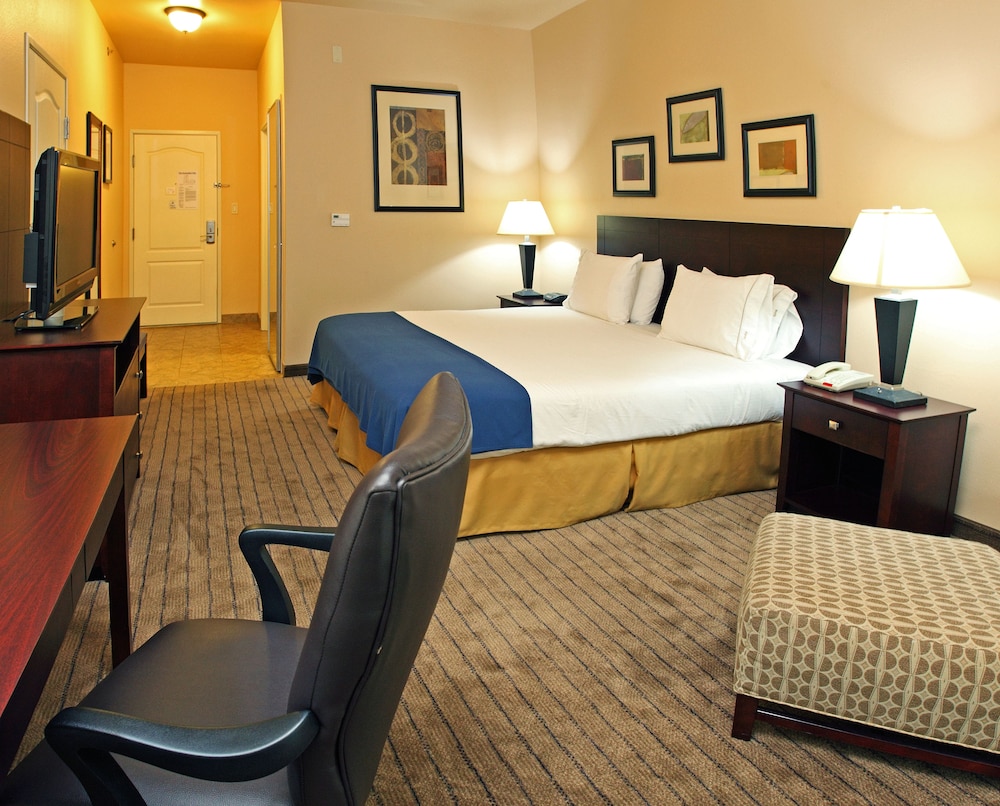 holiday inn express and suites marshall by ihg