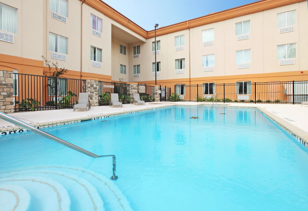 holiday inn express and suites marshall by ihg