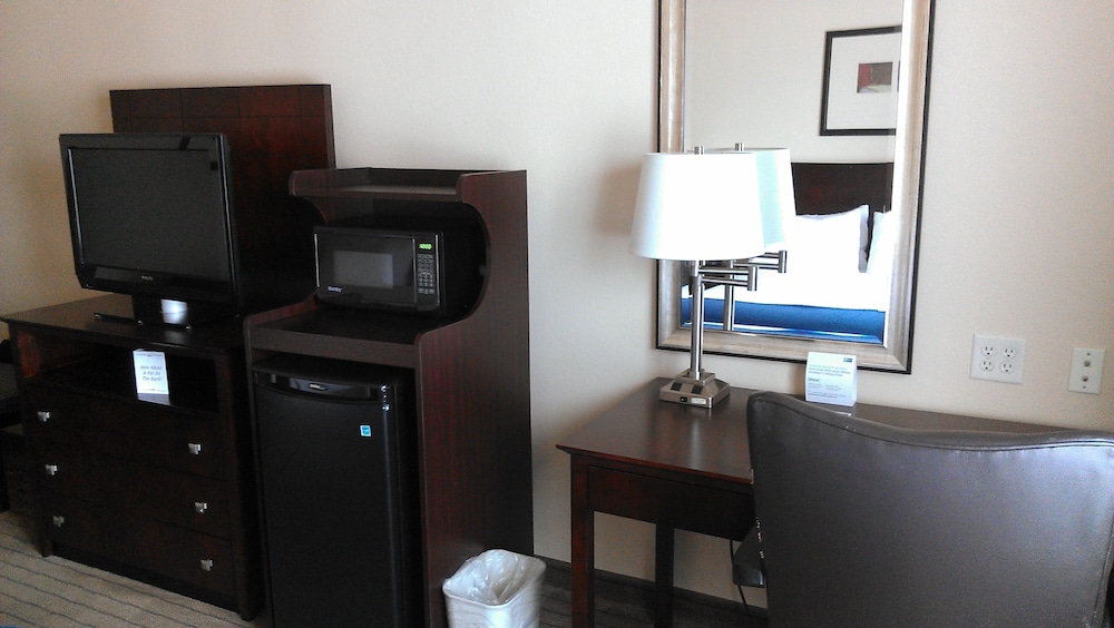 holiday inn express and suites marshall by ihg