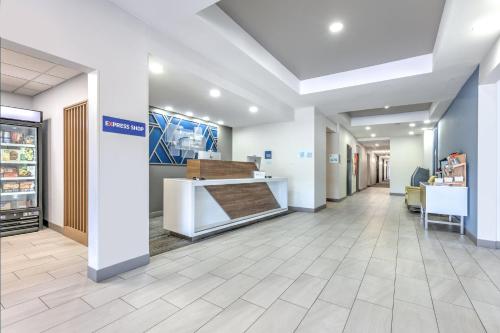 holiday inn express and suites marshall by ihg