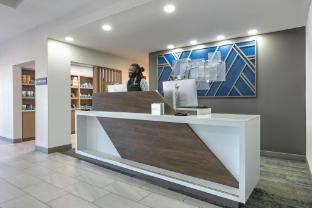 holiday inn express and suites marshall by ihg