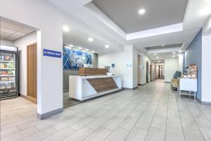 holiday inn express and suites marshall by ihg