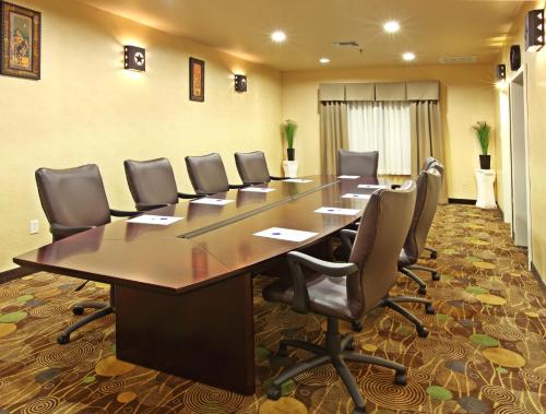 holiday inn express and suites marshall by ihg