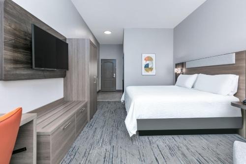 holiday inn express and suites marshall by ihg