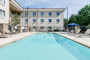 holiday inn express and suites marshall by ihg