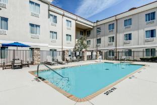 holiday inn express and suites marshall by ihg