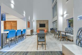 holiday inn express and suites marshall by ihg