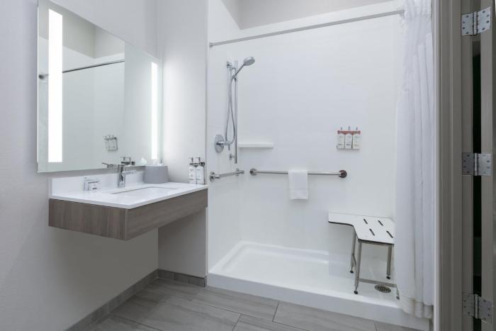 holiday inn express and suites marshall by ihg