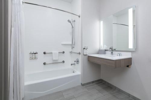 holiday inn express and suites marshall by ihg