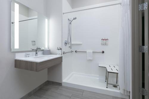 holiday inn express and suites marshall by ihg