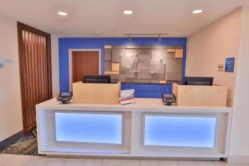 holiday inn express and suites dickson by ihg