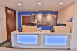 holiday inn express and suites dickson by ihg