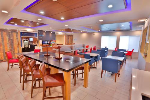 holiday inn express and suites dickson by ihg
