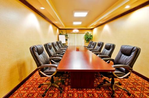 holiday inn express and suites dickson by ihg