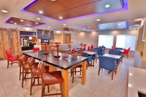 holiday inn express and suites dickson by ihg