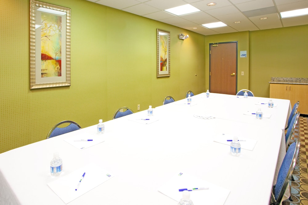 holiday inn express and suites thornburg s freder