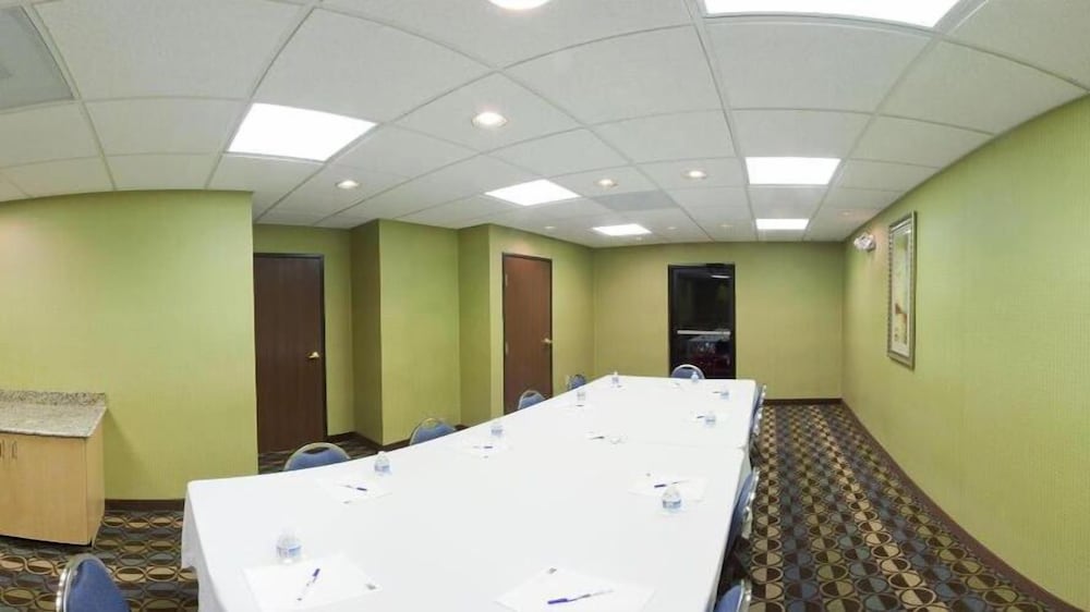 holiday inn express and suites thornburg s freder