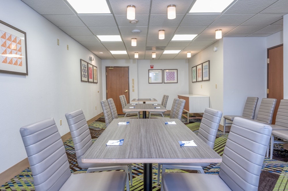 holiday inn express and suites thornburg s freder