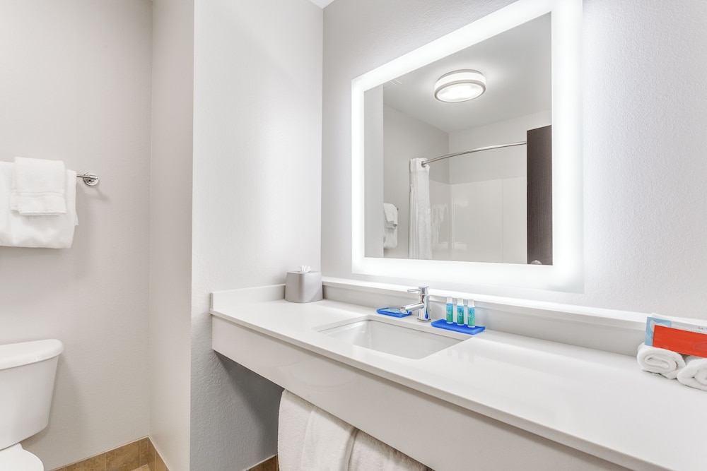 holiday inn express and suites eau claire north by ihg