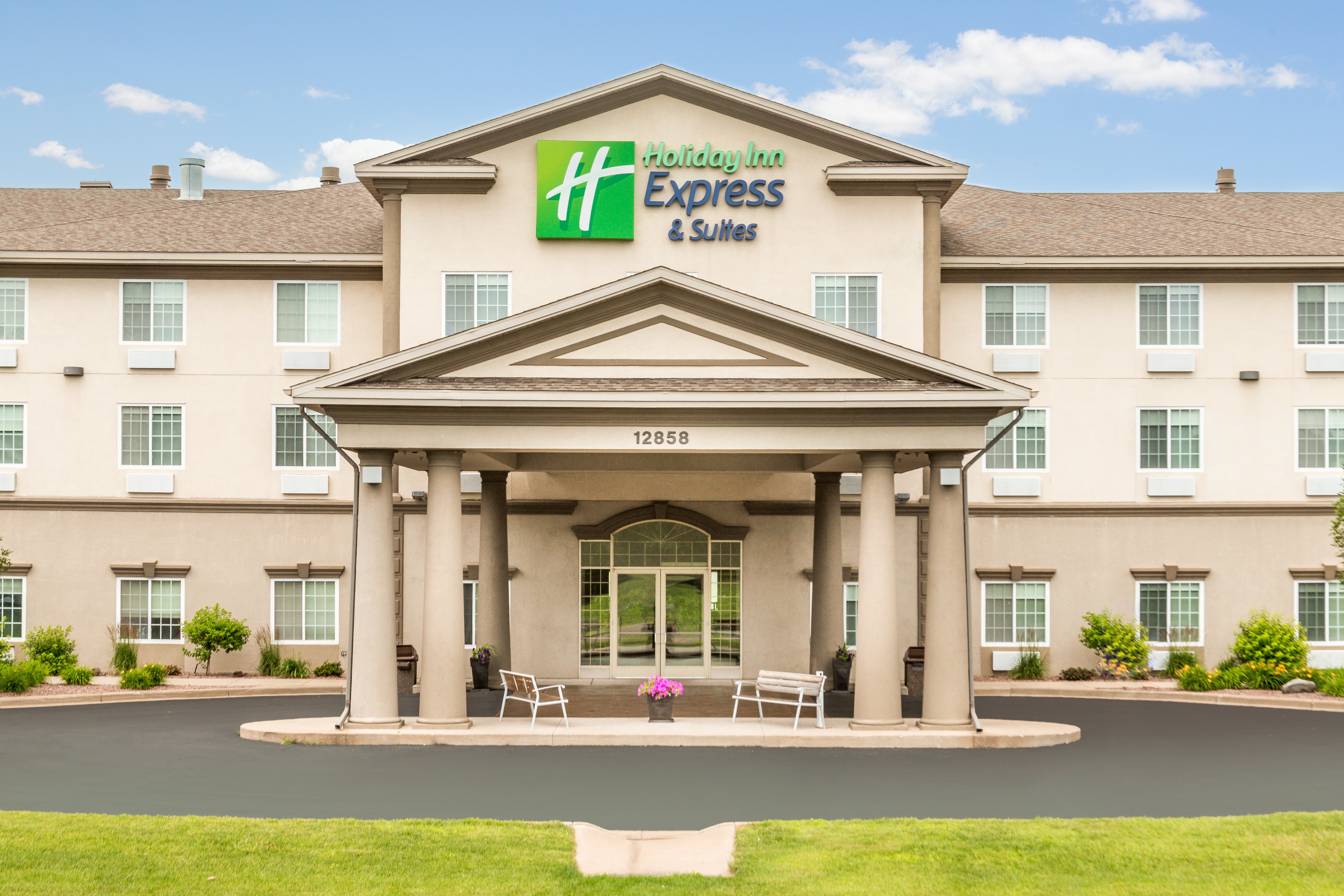 holiday inn express and suites eau claire north by ihg