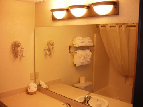 mackinaw beach and bay inn and suites