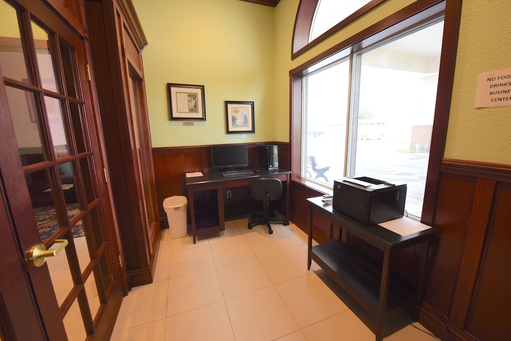 mackinaw beach and bay inn and suites