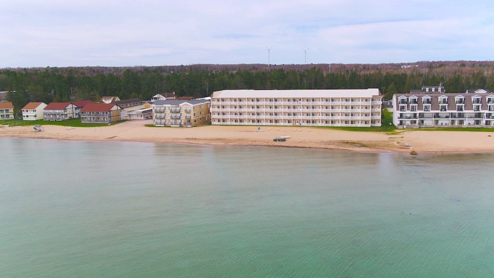 Mackinaw Beach & Bay Inn & Suites,Mackinaw City>>Cheboygan,3 star