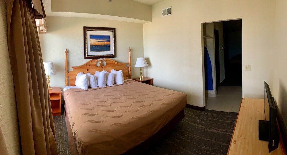 mackinaw beach and bay inn and suites