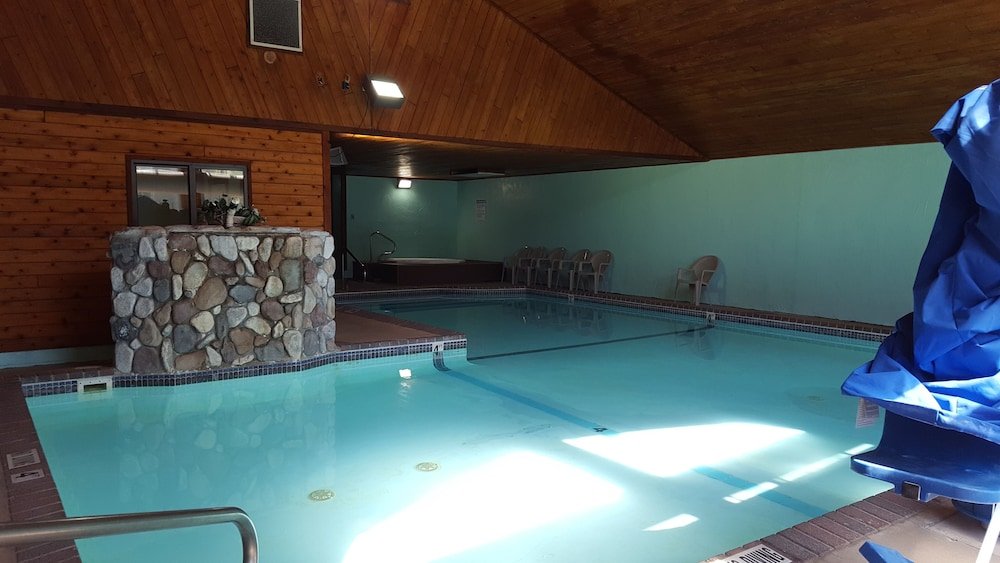 mackinaw beach and bay inn and suites