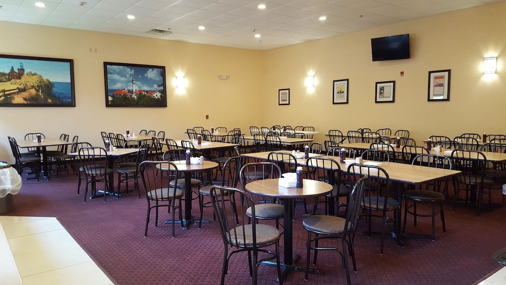 mackinaw beach and bay inn and suites