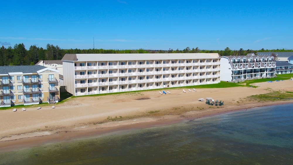 mackinaw beach and bay inn and suites