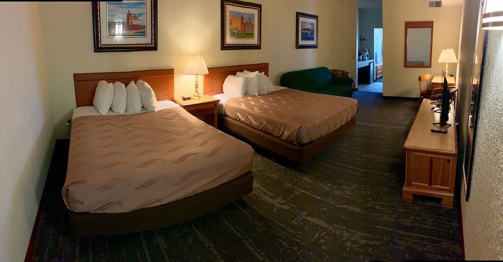 Mackinaw Beach & Bay Inn & Suites,Mackinaw City>>Cheboygan,2.5 star