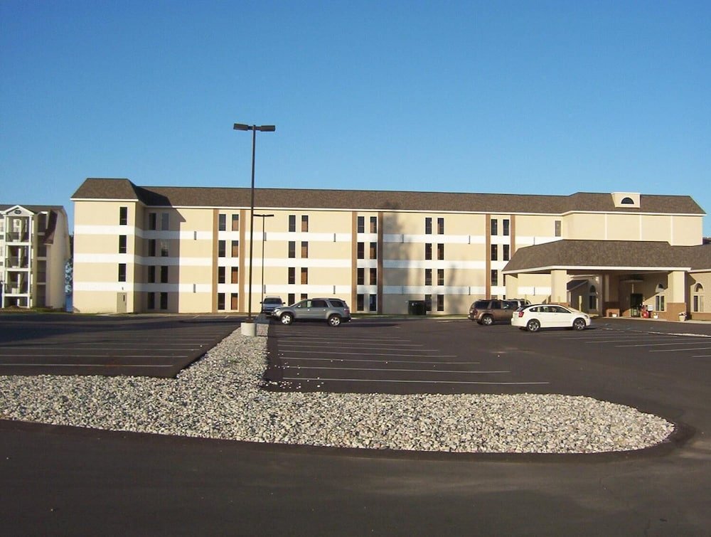 Mackinaw Beach & Bay Inn & Suites,Mackinaw City>>Cheboygan,2.5 star