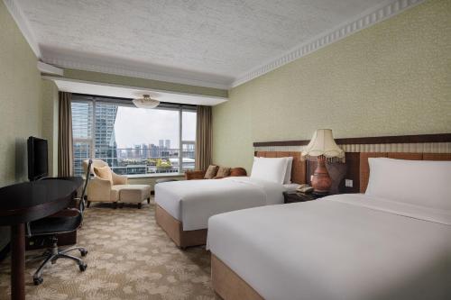 holiday inn chengdu century city east tower