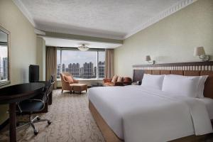 holiday inn chengdu century city east tower