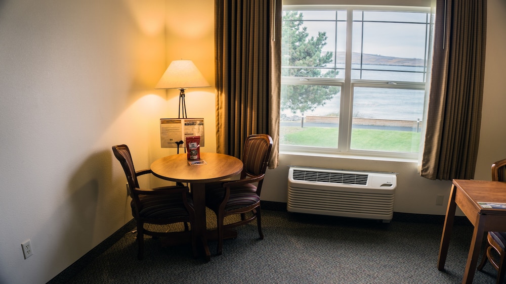 river lodge and grill