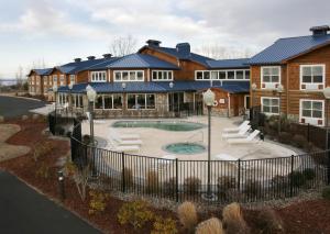 river lodge and grill