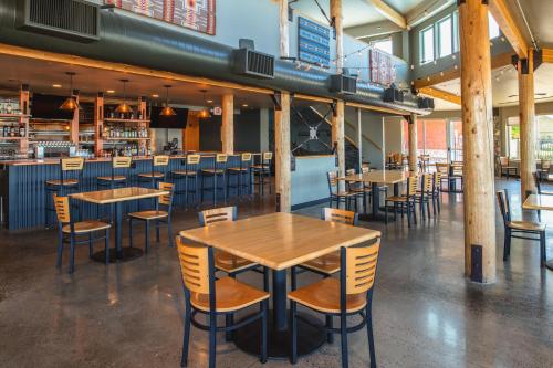 river lodge and grill