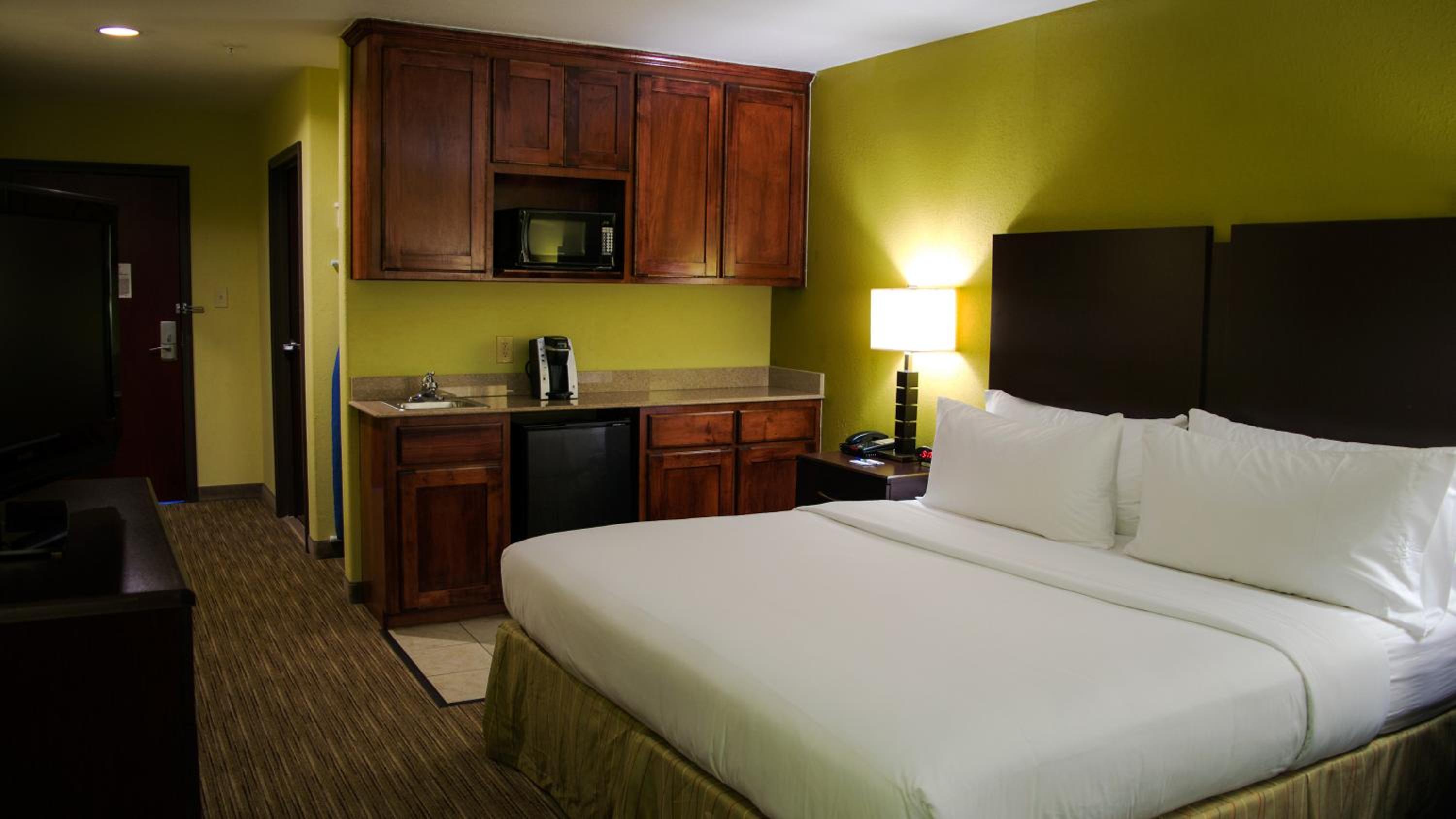 holiday inn express and suites waller