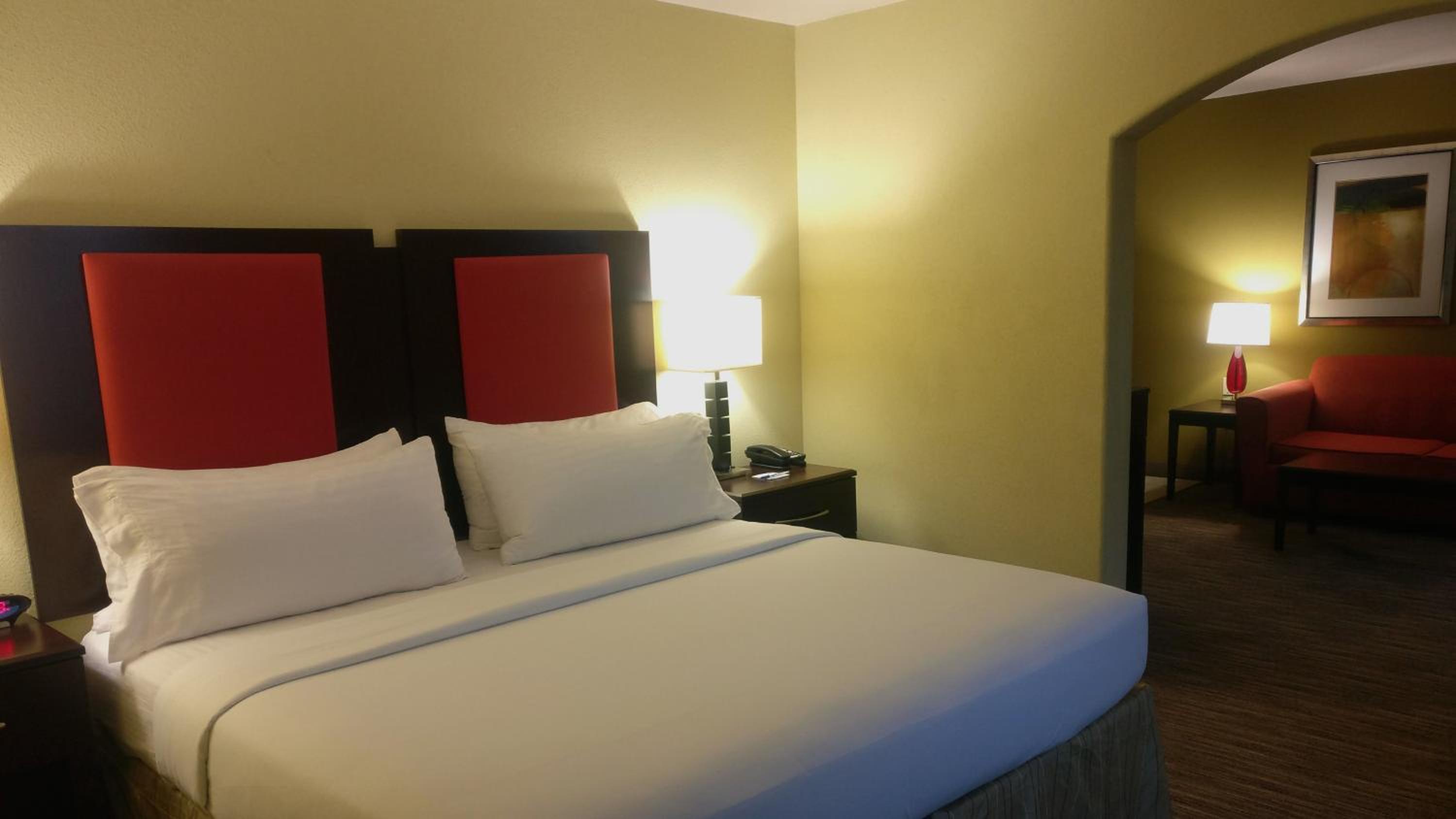 holiday inn express and suites waller