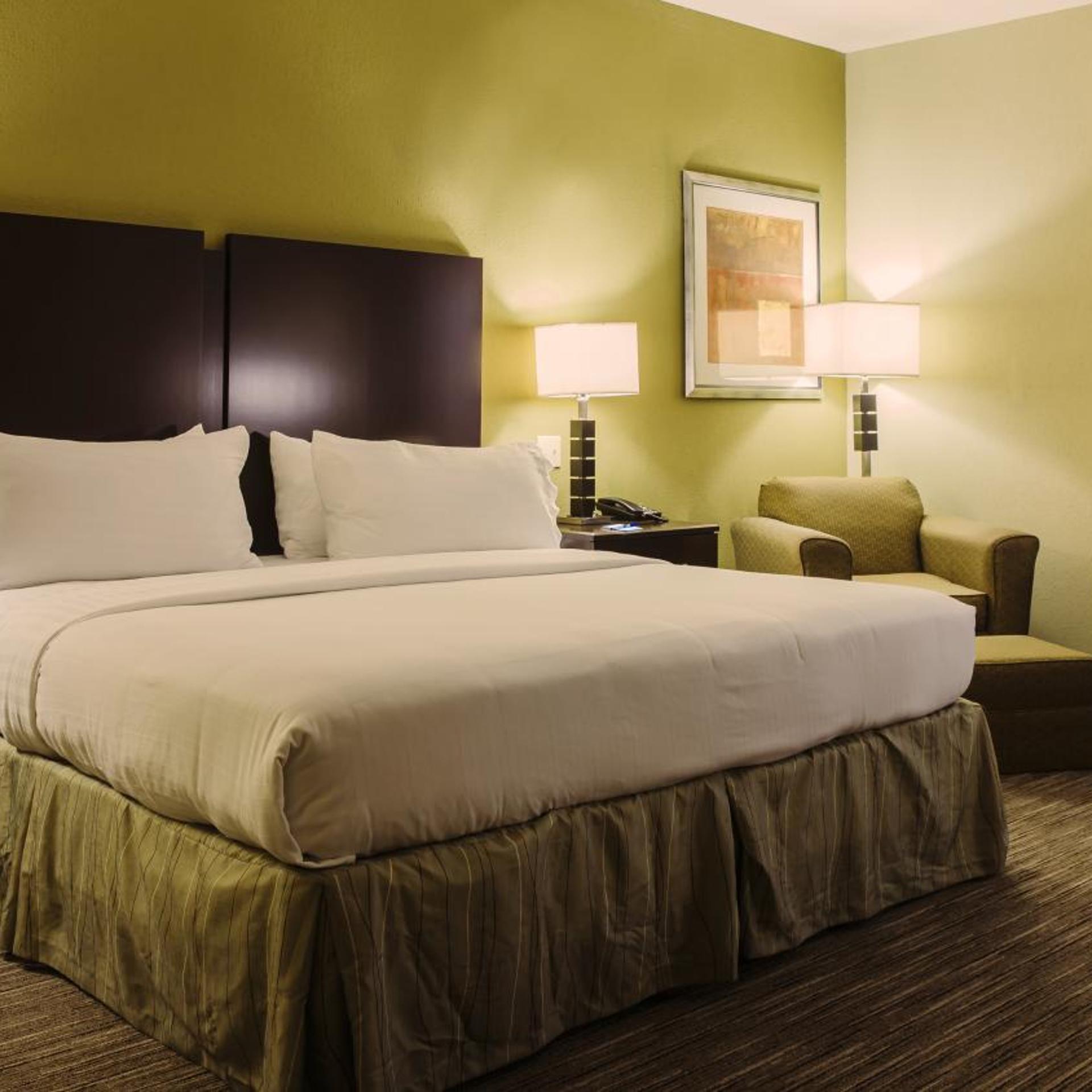 holiday inn express and suites waller