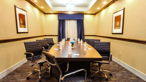 holiday inn express and suites waller