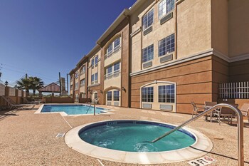 la quinta inn and suites by wyndham angleton