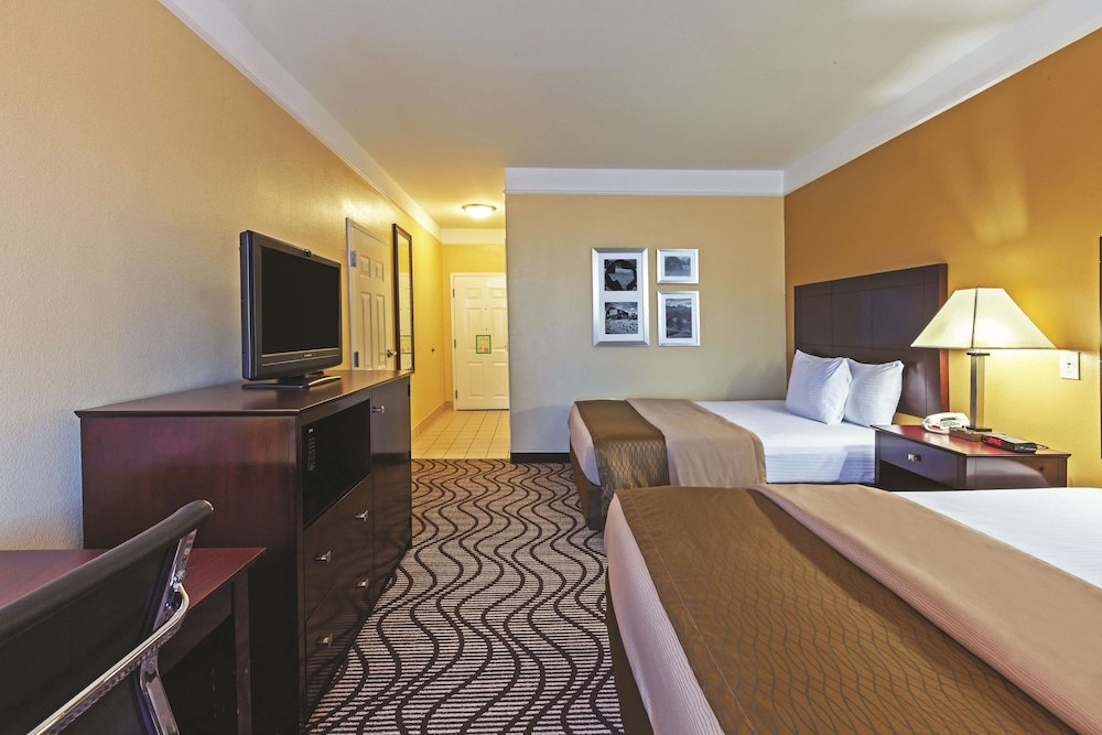 la quinta inn and suites by wyndham angleton